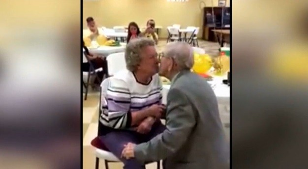 #EsViral  La dulce serenata de un hombre de 92 años a su esposa de 90 que conmueve a todos | Redes