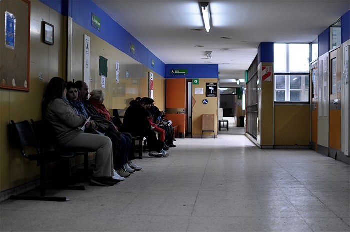 Paciente le dio una patada en la cabeza a una médica porque tardaban en atenderlo | Actualidad