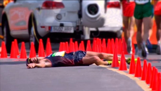 El atleta que sufrió problemas estomacales, no aguantó, pero igual terminó la carrera | Deportes
