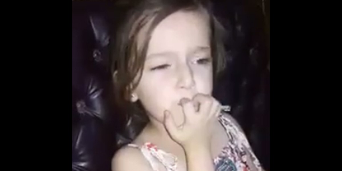 La bomba que interrumpe la canción de una nena en Siria | Internacionales