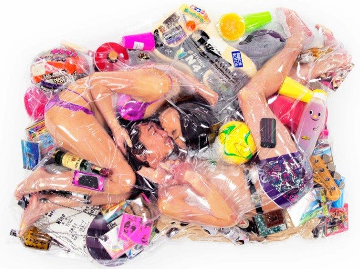 Artista japonés envasa parejas al vacío por amor | Curiosidades