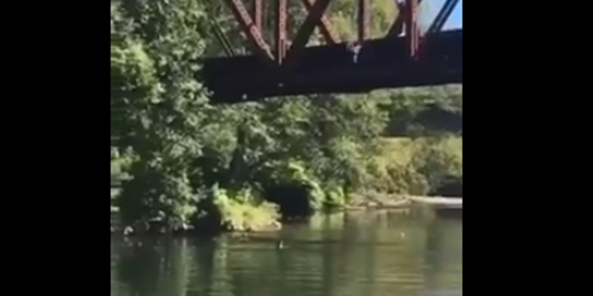 Dramático video: lanzó desde un puente a un nene de 4 años | Internacionales