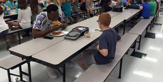 El conmovedor gesto de un jugador de fútbol americano con un niño autista | Redes