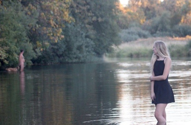 Un hombre desnudo con su perro le arruina las fotos de graduación a esta chica | Redes