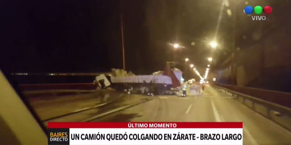 Un camión quedó "colgado" del Puente Zárate-Brazo Largo cuando su chofer se durmió | Actualidad