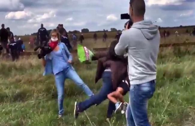 La periodista húngara que le pegó a refugiados puede ir hasta cinco años presa | Internacionales