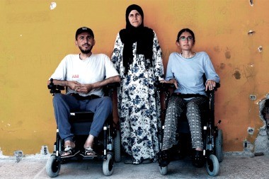 Atravesaron 2500 kilómetros en silla de ruedas, dos hermanos refugiados sirios llegaron a Grecia | Internacionales