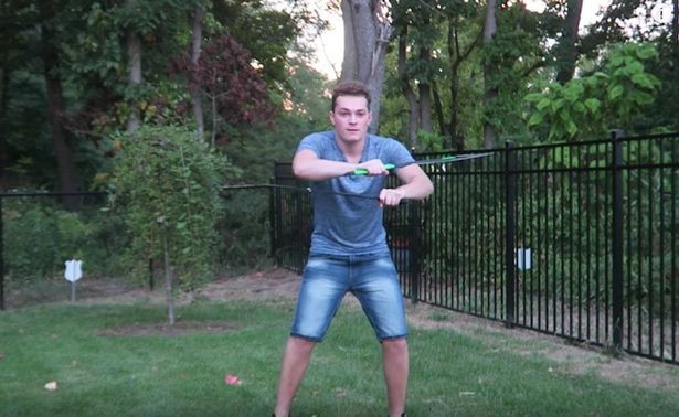 Youtuber se cortó un dedo mientras grababa un video jugando con machetes | Redes