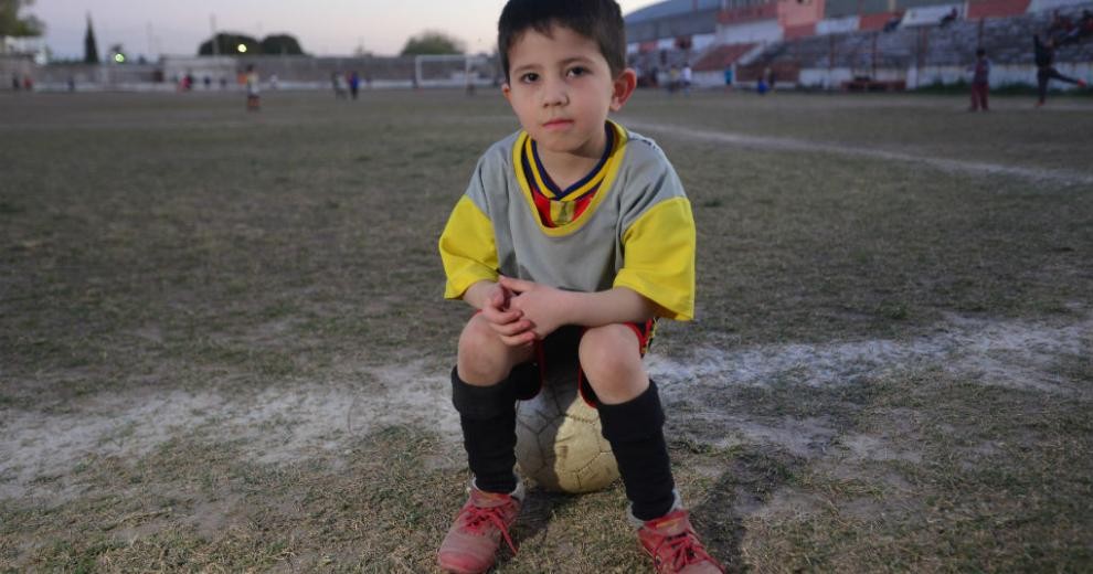 La historia de Indio, el nene que tiene la enfermedad de Messi y juega al fútbol | Deportes