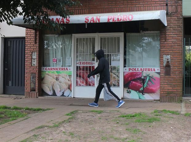 Balearon a un carnicero en un asalto en Tolosa y vecinos marcharon para pedir seguridad | Actualidad