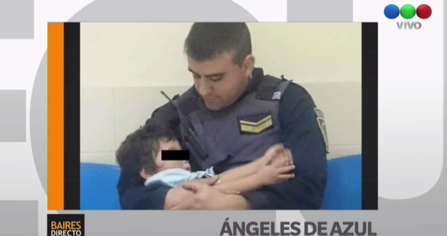 Policías cuidaron de un niño que encontraron solo y descalzo en la madrugada | Actualidad