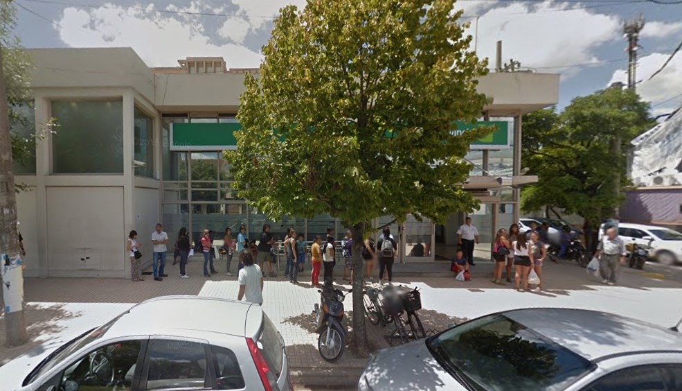 Disfrazados de payasos, robaron un banco y escaparon con un millonario botín | Actualidad