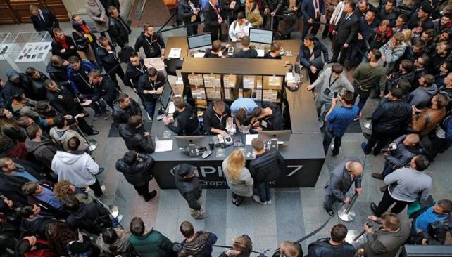 Rusos pagan un lugar en la fila para comprar el iPhone 7 tan caro como el teléfono | Tecno