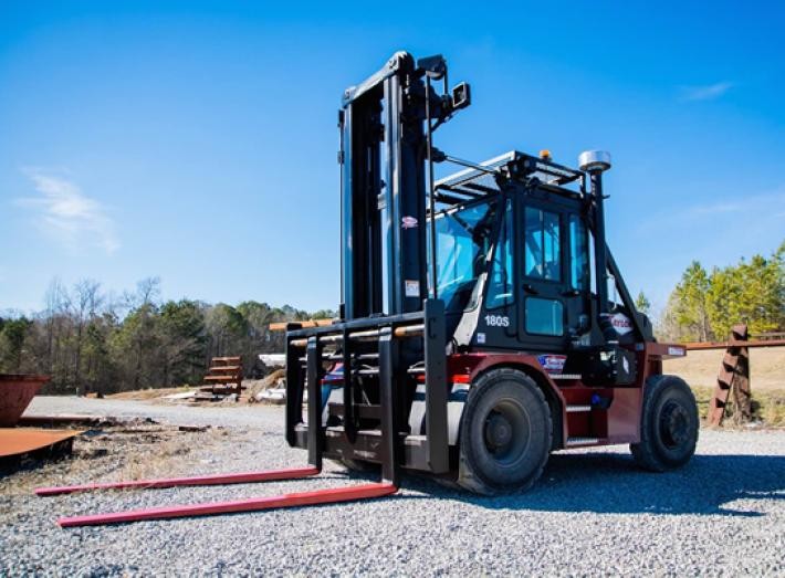 Atravesó a un compañero de trabajo con las horquillas de un montacargas | Actualidad