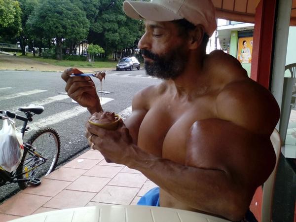 El hombre que se inyecta aceite de avión en los brazos para ser más grande que Hulk | Curiosidades