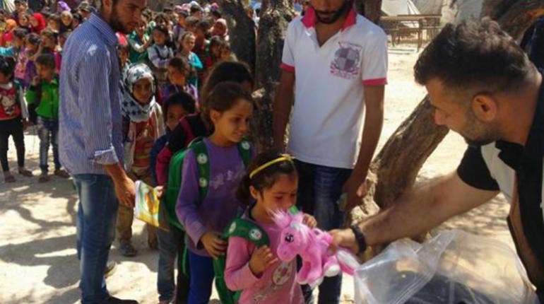 La peligrosa misión del "contrabandista de juguetes" que lleva alegría a chicos de Siria | Internacionales