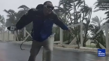 Impresionante video de un periodista que se expuso a los vientos de huracán Matthew | Internacionales