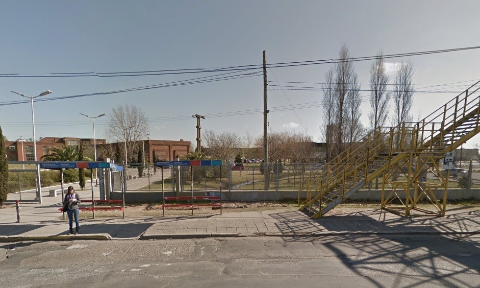 Asaltaron a 10 estudiantes que esperaban el colectivo frente la Universidad de Lomas de Zamora | Actualidad