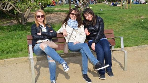 ¿Qué ves de raro en esta imagen de tres mujeres sentadas en un banco de plaza? | Redes