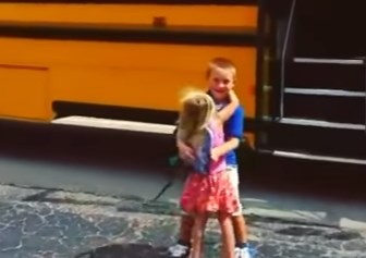 Video: la nena que espera y abraza todos los días a su hermano cuando vuelve del colegio | Redes