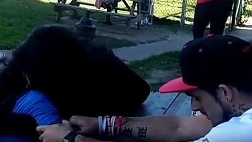 Video: el hombre que filmó el momento en que le avisa a su hijo que su mamá murió | Redes