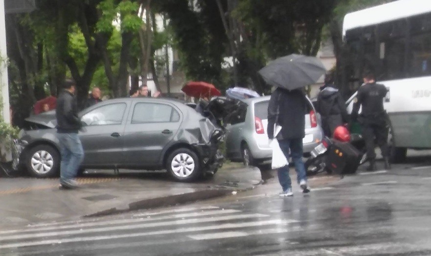 Al menos cinco personas heridas al chocar un colectivo, una moto y tres autos en Villa Urquiza | Actualidad