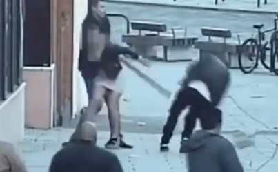 Video: un inglés agredió a otro joven porque lo escuchó hablar en castellano | Internacionales