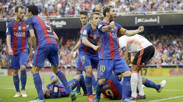 Victoria del Barcelona y furia de Messi por un botellazo a Neymar | Deportes