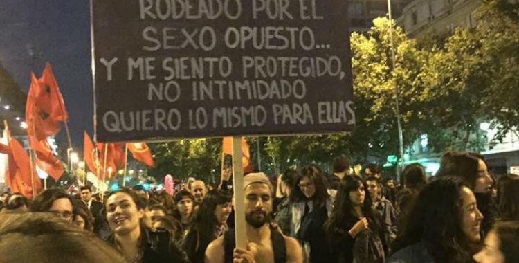 Fue a la marcha con un cartel feminista que se hizo viral, pero lo denunciaron por violencia de género | Actualidad