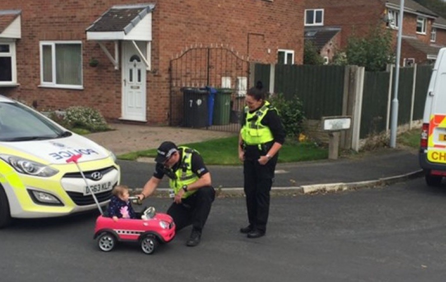 Control de alcoholemia a una nena que conducía su auto de juguete por la calle | Redes