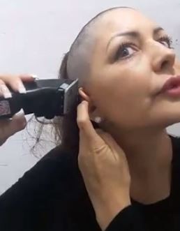 Video: mujer se pela para alentar a sus amigas con cáncer | Actualidad