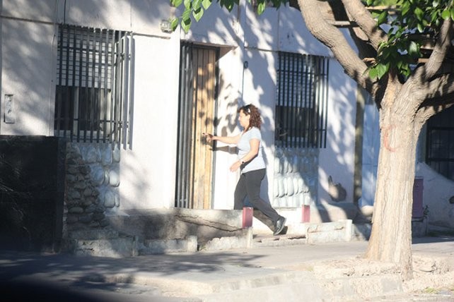 El desgarrador pedido de una nena a la policía: "No se vayan porque va a matar a mi mamá" | Actualidad