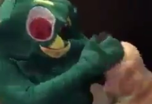 Video: esto sucede cuando un hombre se disfraza del juguete favorito de su perro | Curiosidades