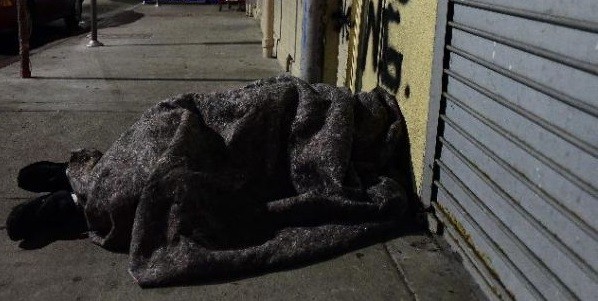 Ordenan darle vivienda a un hombre en situación de calle porque su familia no puede ayudarlo | Actualidad