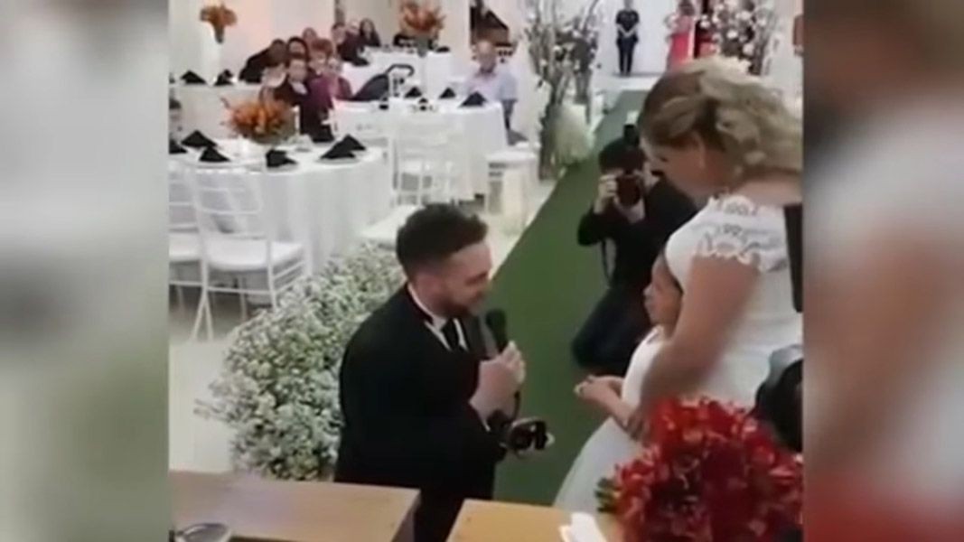 Video: el conmovedor pedido de un novio a su futura hijastra | Curiosidades