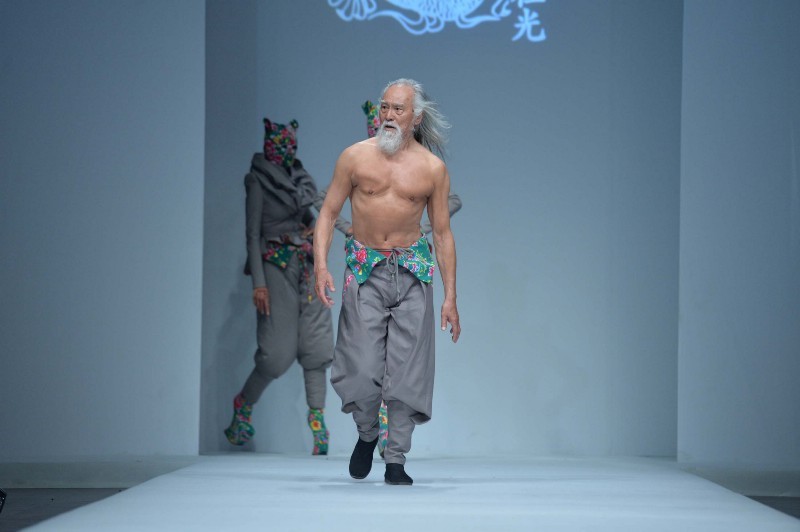 La increíble historia del actor chino de 80 años que triunfa en las pasarelas | Curiosidades