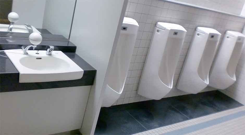 Polémica en Italia por una empresa que obliga a los empleados a ir juntos al baño | Internacionales