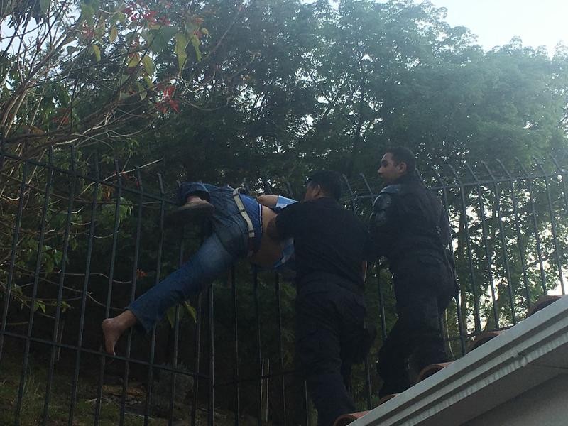 Ladrón quedó incrustado en una reja y simuló un intento de suicidio | Actualidad