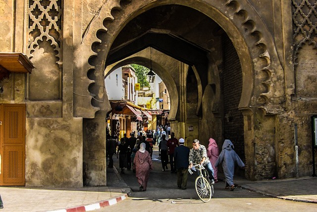 Marroquí tira más de 20 mil dólares por la calle y termina internado en un psiquiátrico | Curiosidades
