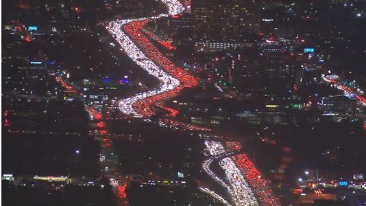 #EsViral Las imágenes de la autopista con su "río blanco" y su "río rojo" | Redes