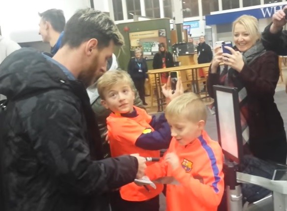 Video: así reacciona un nene al ver de cerca a su ídolo, Lionel Messi | Deportes