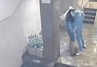 Video desgarrador: la brutal golpiza de un hombre a su pareja en la puerta de su casa | Internacionales