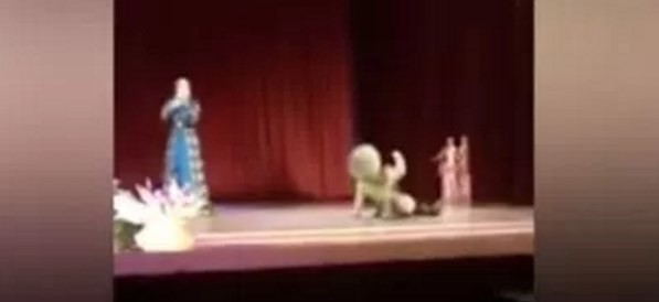 VIdeo estremecedor: bailarín murió en escena y el público pensó que era parte de la actuación | Curiosidades