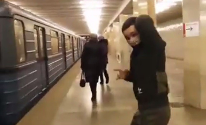 Infartante pirueta delante de un subte en movimiento paraliza corazones en internet | Curiosidades