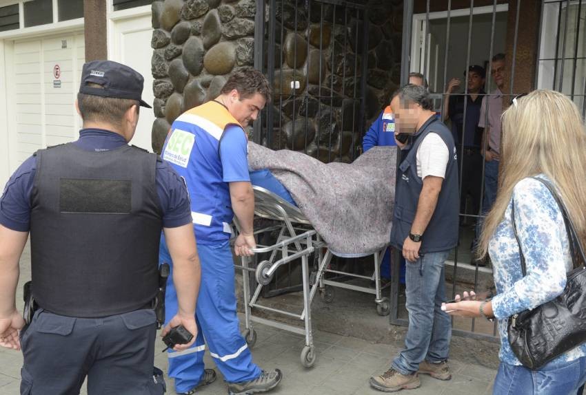 Detuvieron a un médico cuando se realizaba a sí misma una cirugía de alargamiento de pene | Actualidad