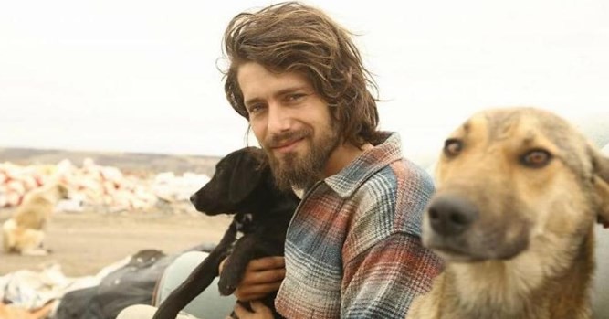 La historia del joven que dejó todo para salvar a 500 animales abandonados | Internacionales