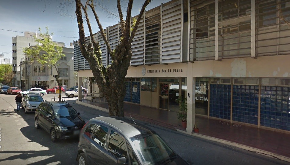 Un policía bonaerense entró a robar a una casa y quedó enganchado en una reja | Actualidad