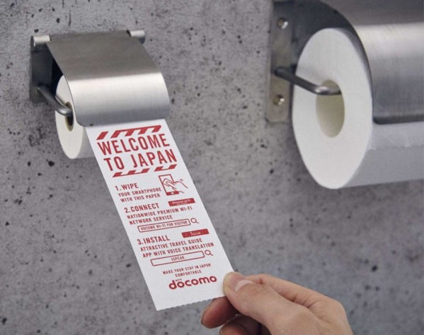 En Japón instalan papel higiénico en los baños para limpiar el... celular | Curiosidades