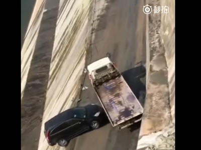 #EsViral El rescate de un auto junto al precipicio, puede fallar | Redes