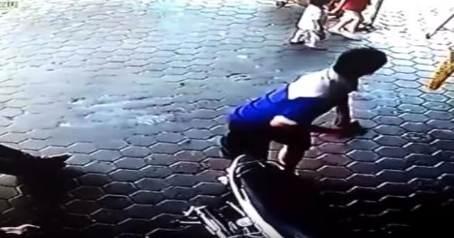 Video: un padre héroe salva a sus hijos a segundos de ser atropellados por un auto | Internacionales